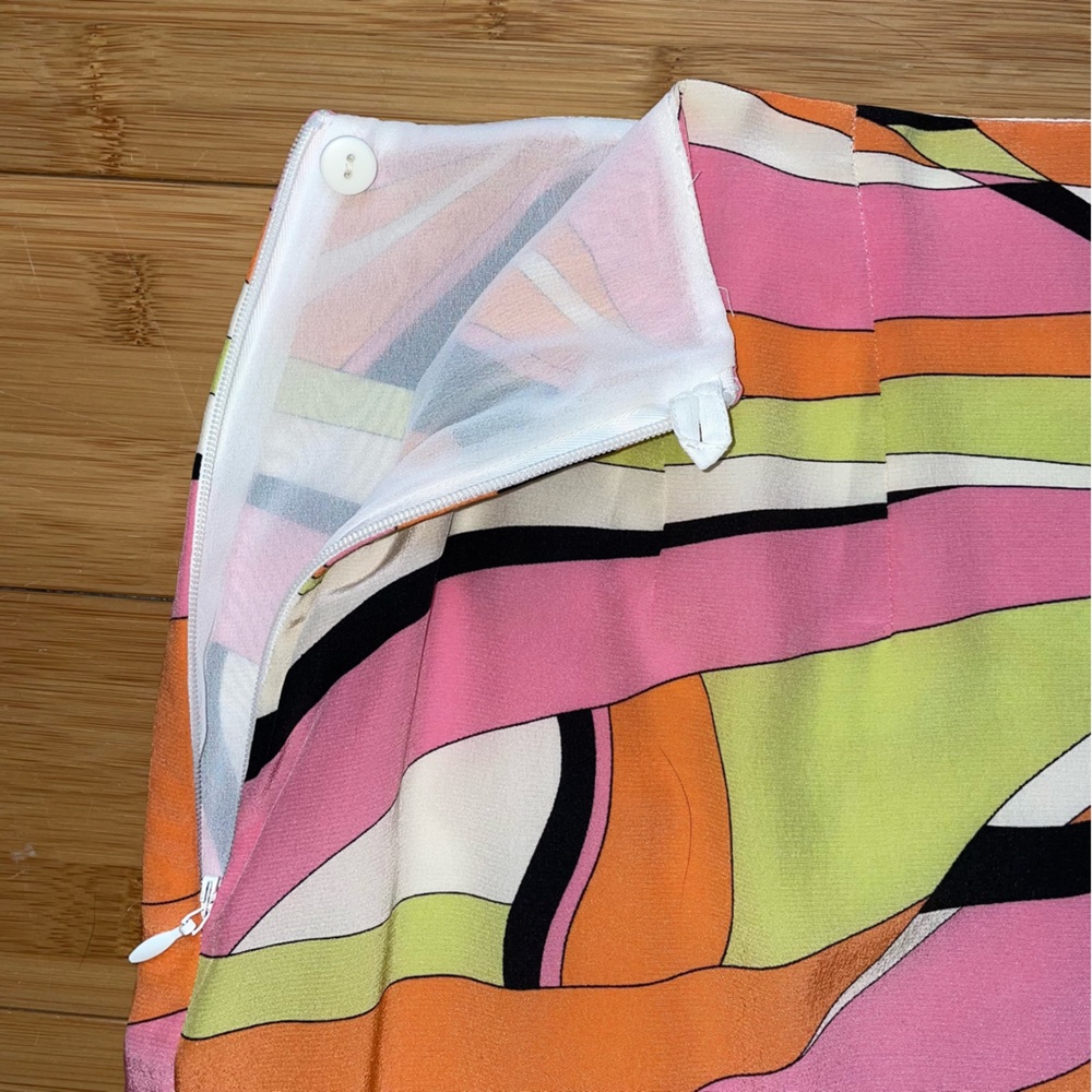 Talbots skirt, pure silk size 10. Geometric pattern, side zipper and button. - Picture 4 of 6